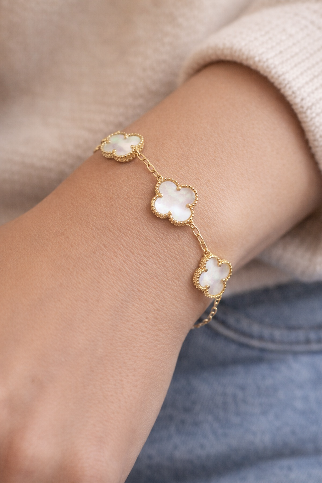 Woman wearing mother of pearl clover bracelet in 925 sterling silver gold plated